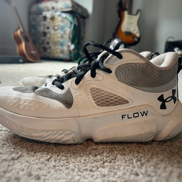 Under armor flow, basketball shoes - Picture 3 of 3